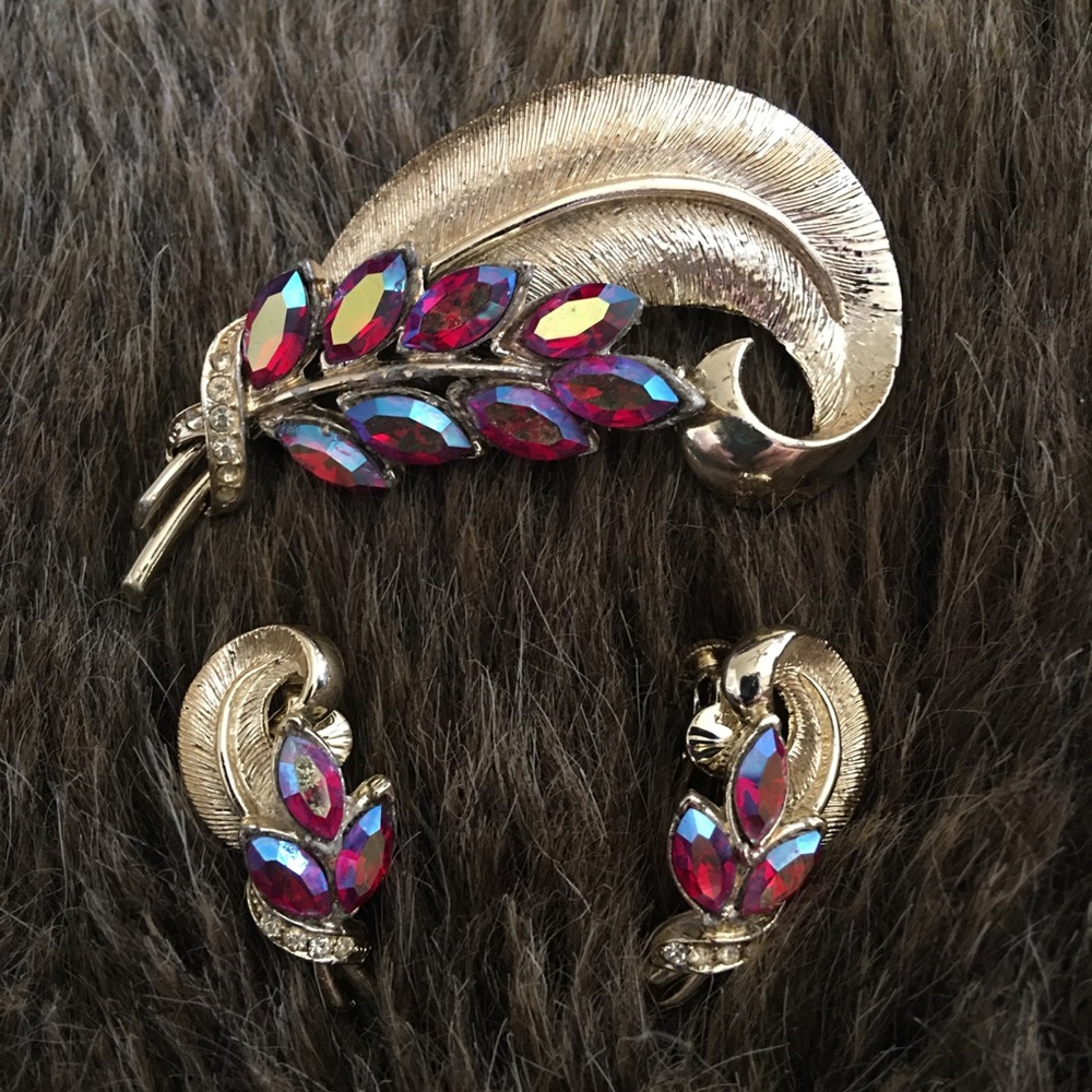 Vintage 60s Coro Pegasus red aurora borealis set